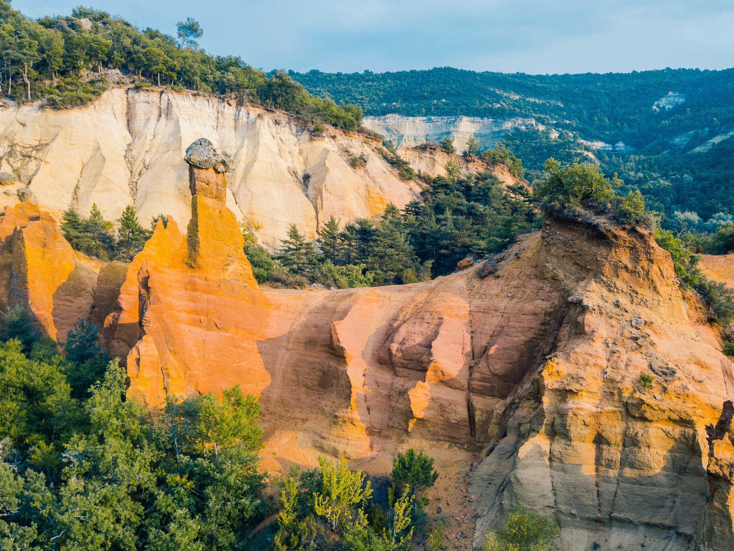 Où est la cheminée ? – ©Pays d’Apt Luberon tourisme