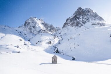 Cabane isolée dans la neige