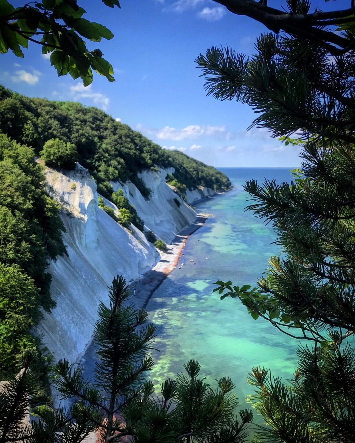 Falaise avec une mer turquoise