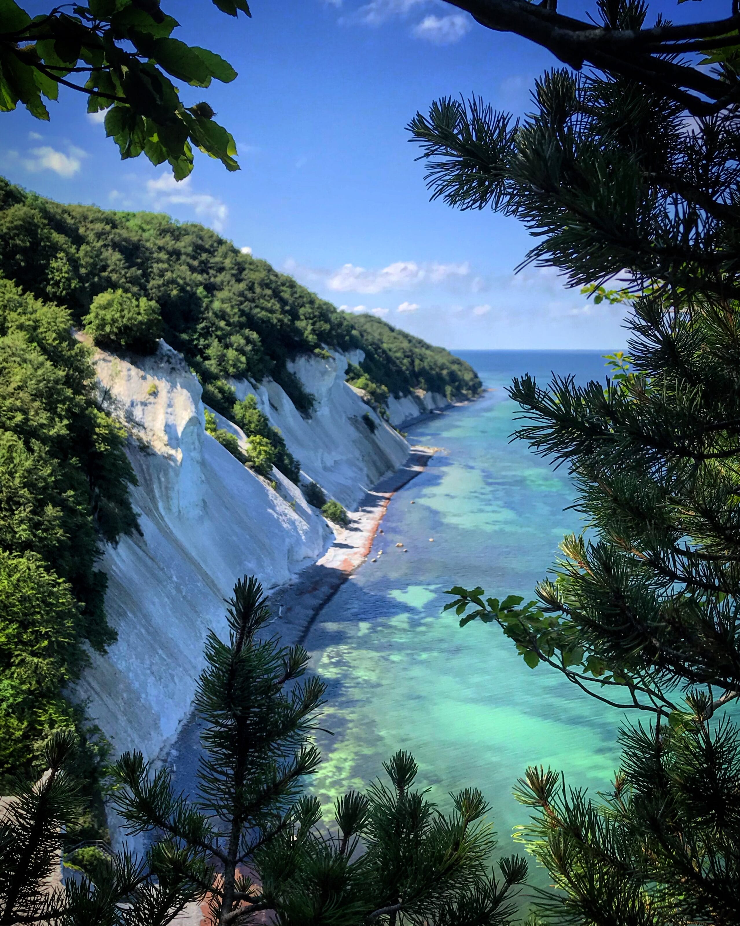 Falaise avec une mer turquoise